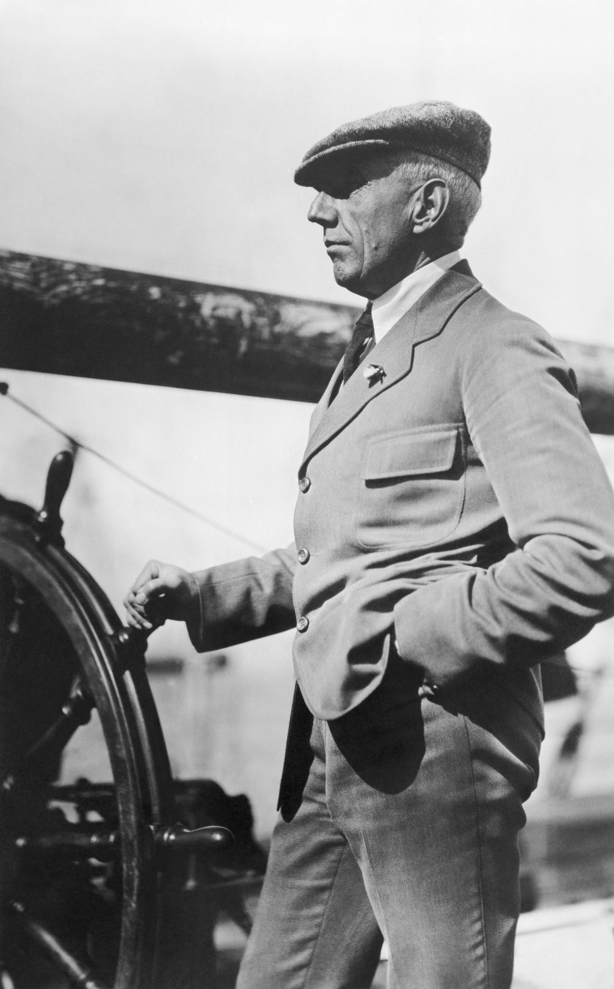 Roald Amundsen Am Steuerrad eines Schiffes. Roald Amundsen Am Steuerrad eines Schiffes.