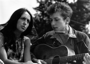 Bob Dylan und Joan Baez musizieren beim Marsch auf Washington.